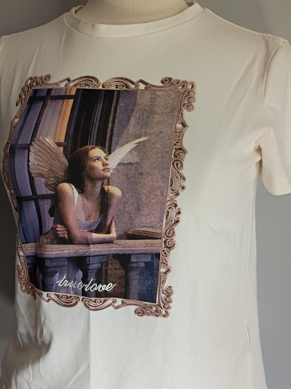Romeo + Juliet Couture True Love Angel Graphic Tee Medium